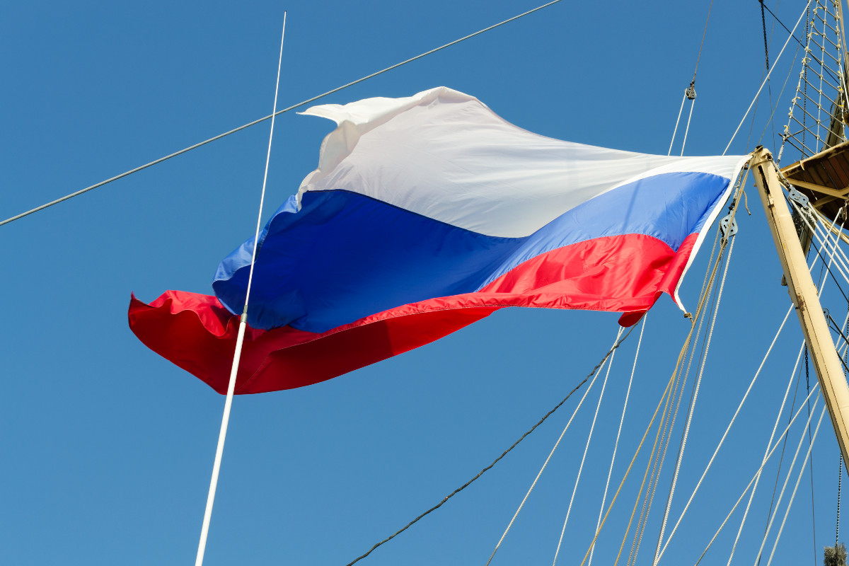 Государственный флаг судна. Флаг Парус Россия. Парусный флаг. Флаг первого канала. Под чьим флагом ходит больше всего судов.