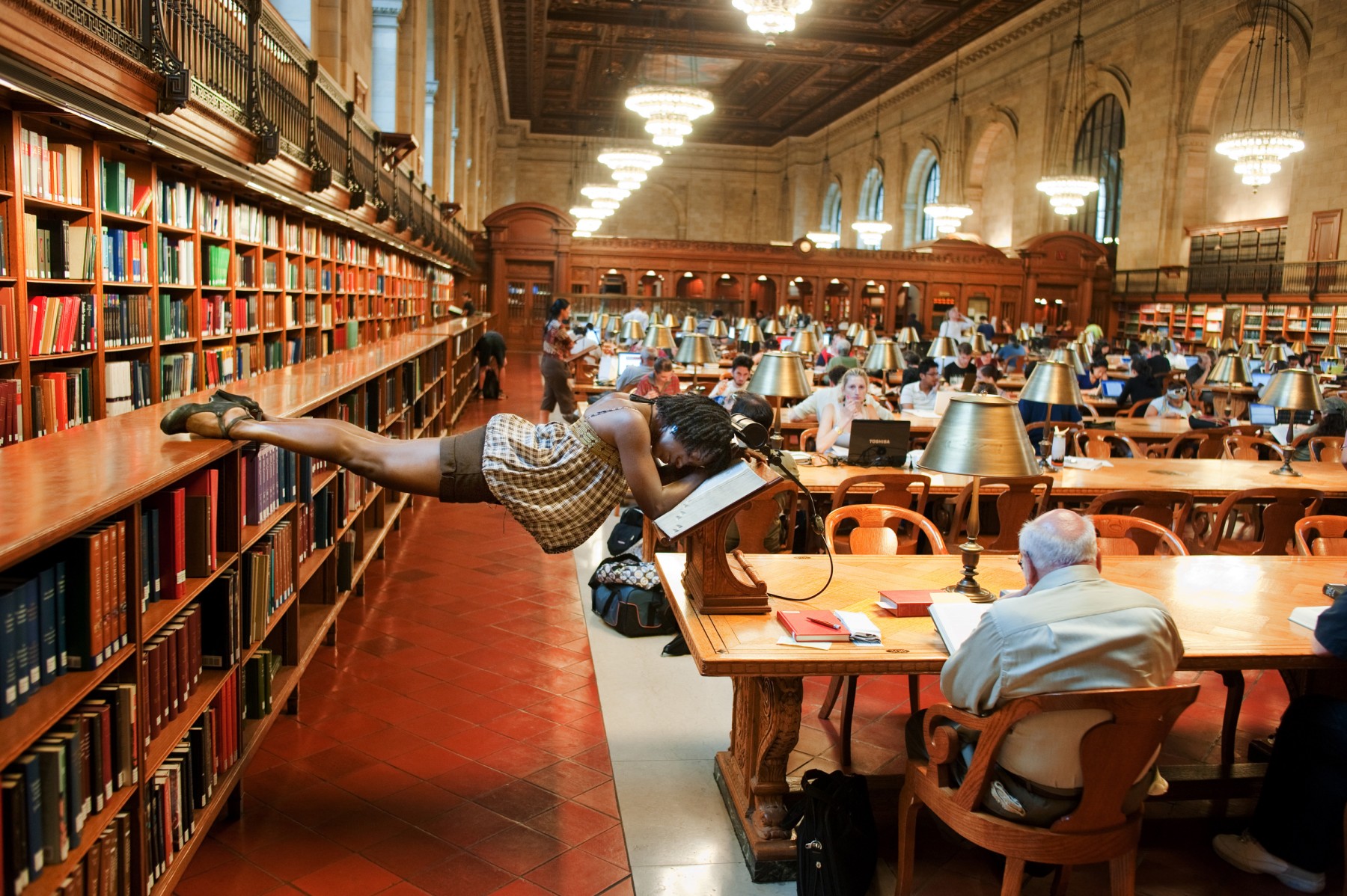 Книги читать архив. Читатели в библиотеке. Прикольные про библиотеки. Читальный зал в библиотеке люди.
